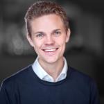 Bildet viser en mann som smiler