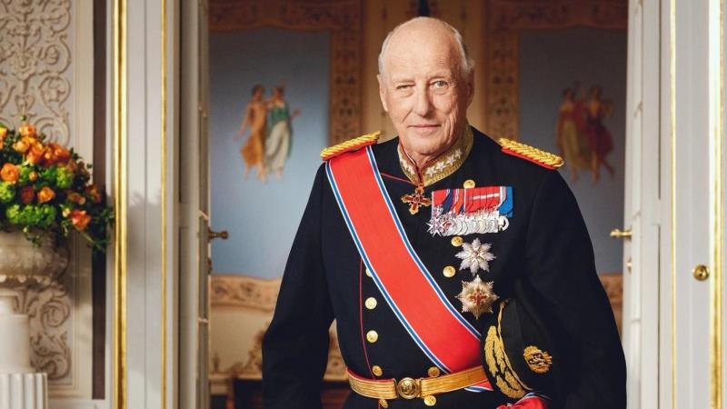 Bildet viser Kong Harald V i uniform