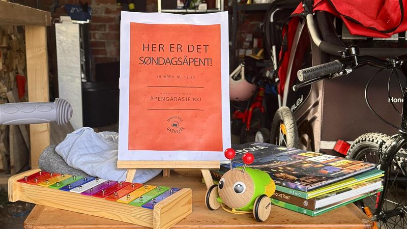 Et garasjeutsalg som selger ting som barnebøker og leker.