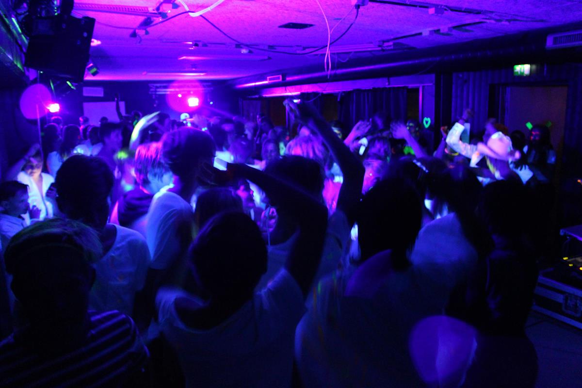 Bilde av ungdom på blacklight-disco - Klikk for stort bilde