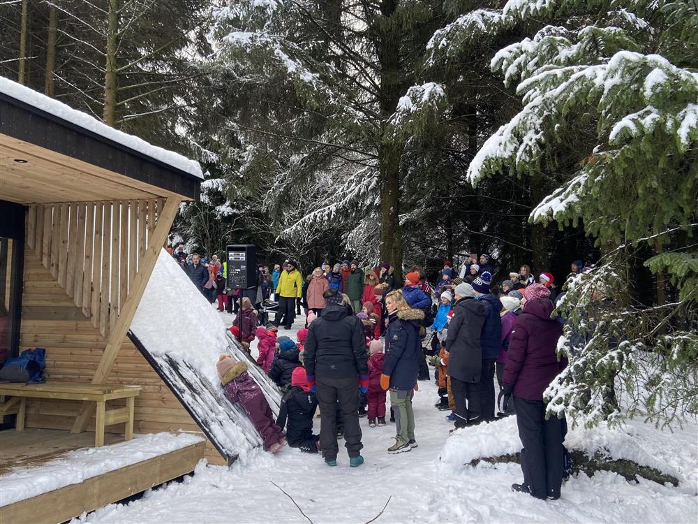 Foto av dagsturhytta og folkemengde. - Klikk for stort bilde