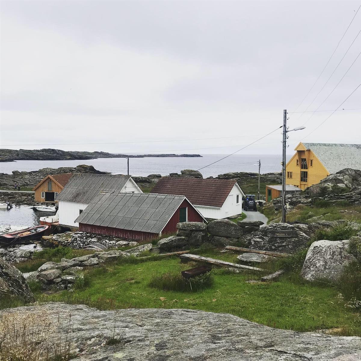 Foto av sjøhus på kaien, og Sagå på Rott.  - Klikk for stort bilde