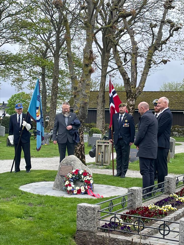 Foto av markering av Veterandagen 8. mai. - Klikk for stort bilde