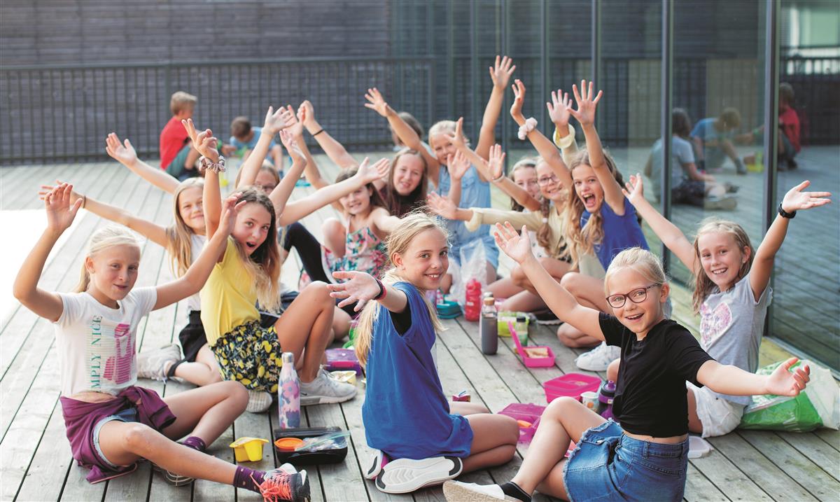Bilde av glade elever ved Skadberg skole - Klikk for stort bilde