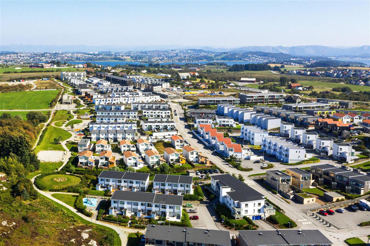 Bildet viser Dronefoto fra Tananger med tett boligbebyggelse. - Klikk for stort bilde