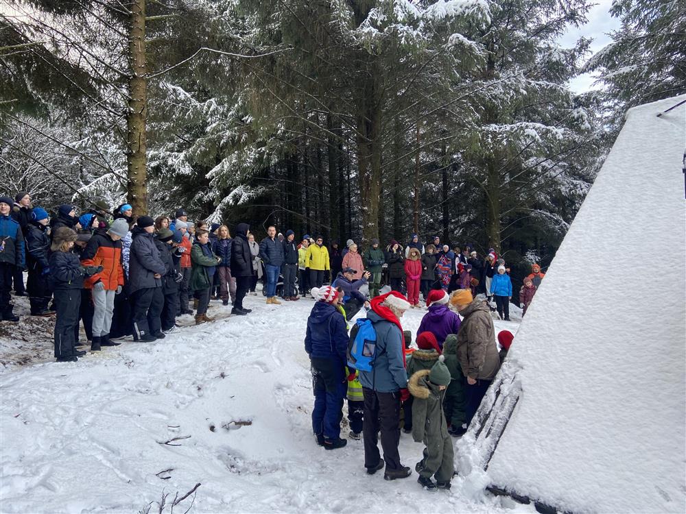 Foto av folk som hadde møtt opp foran hytta. - Klikk for stort bilde