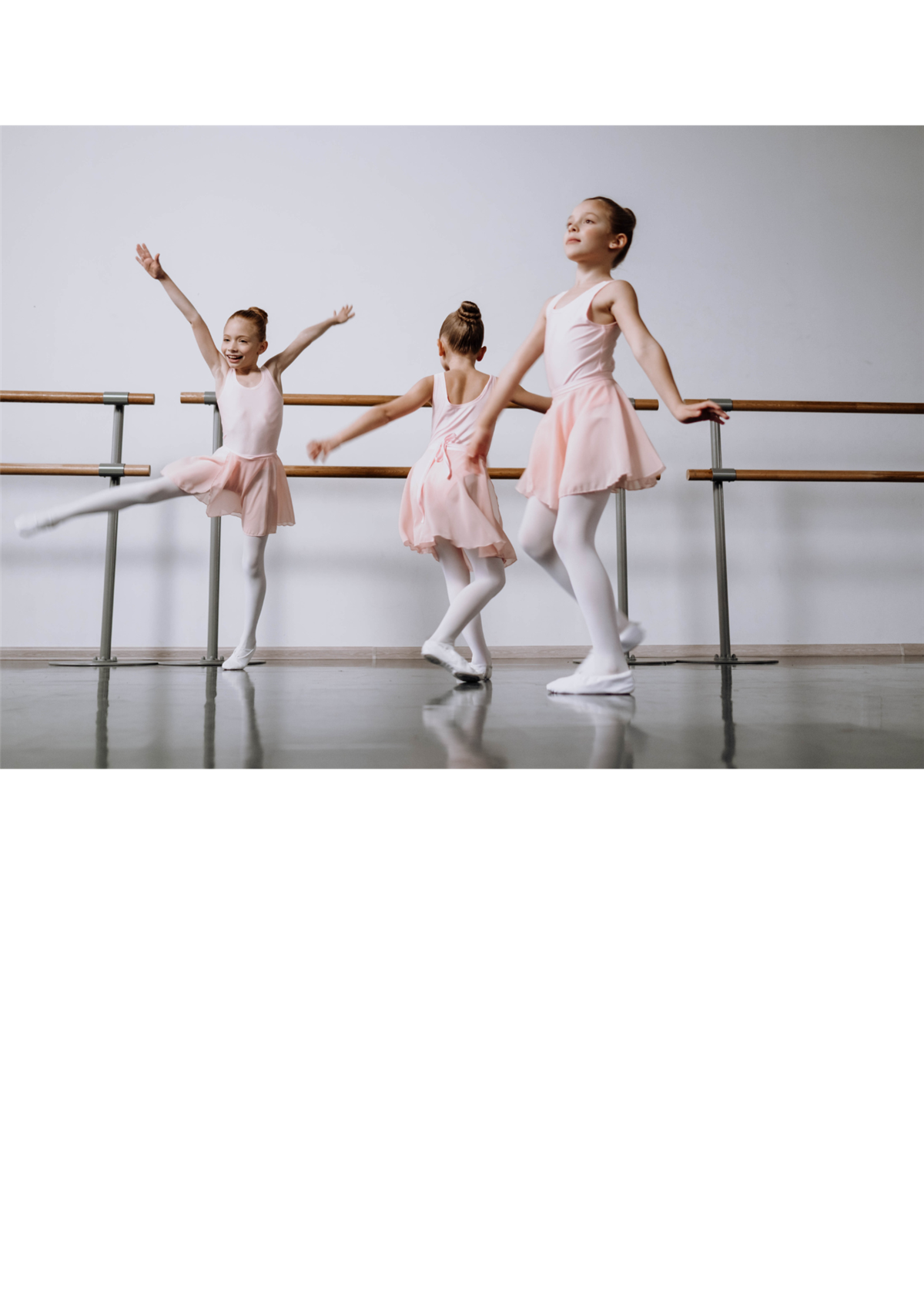 Tre barn som leker og danser ballett i en dansesal - Klikk for stort bilde