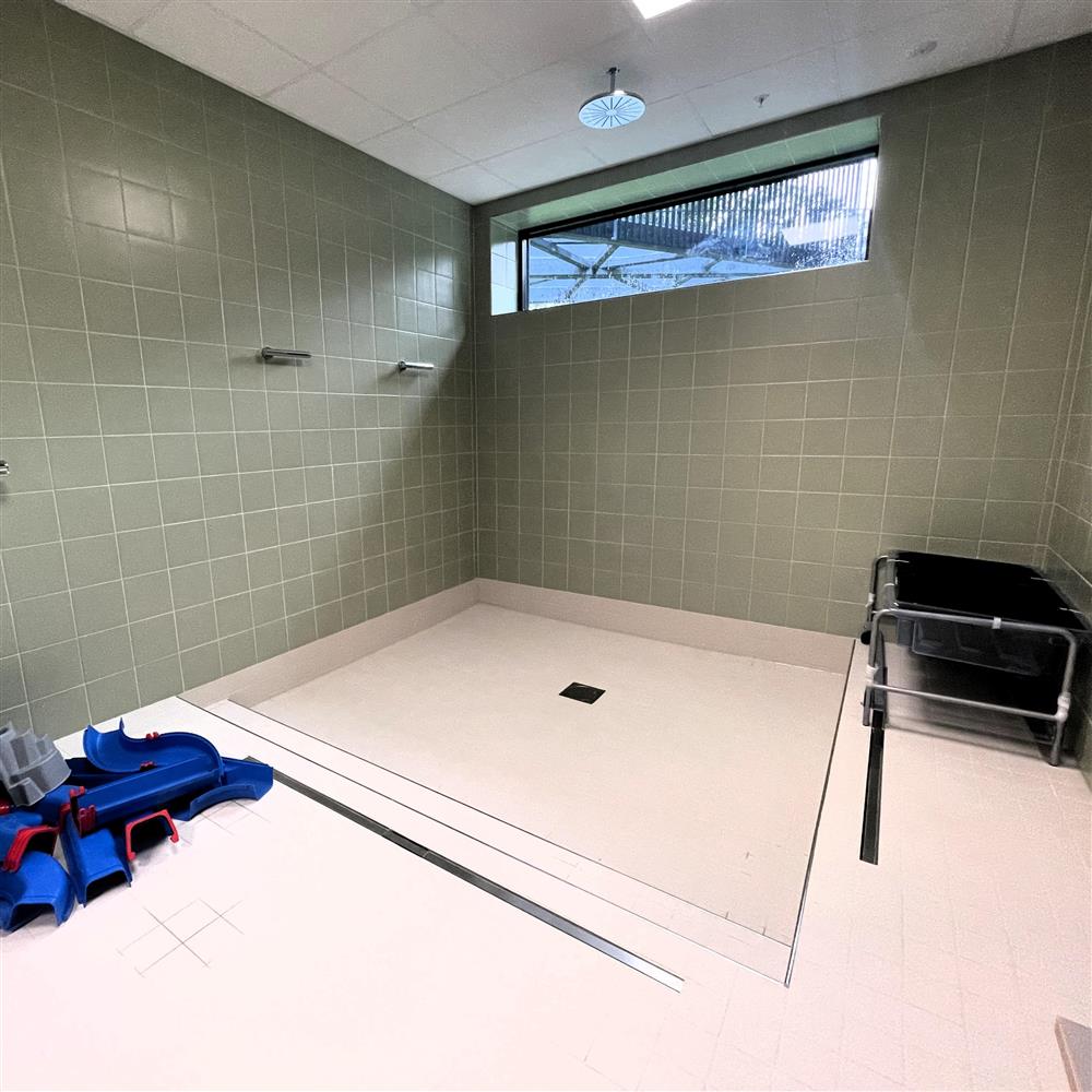 Bildet viser et rom med et badekar. - Klikk for stort bilde