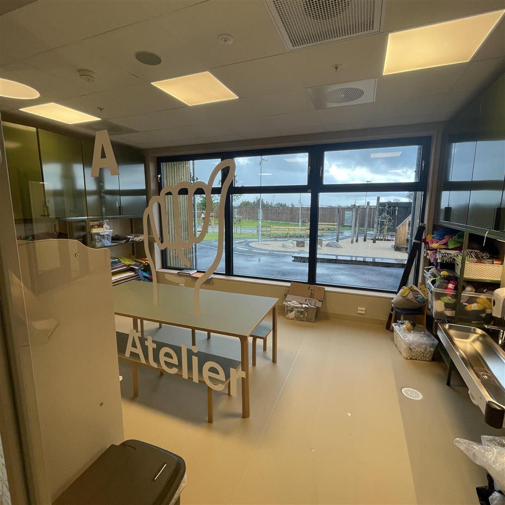 Bildet viser et rom med bord og benker. - Klikk for stort bilde