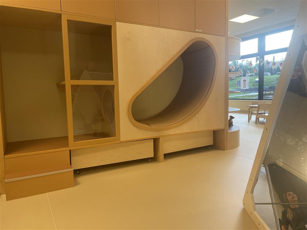 Bildet viser ulike krypinn for barn inne i en av barnehagens avdelinger. - Klikk for stort bilde