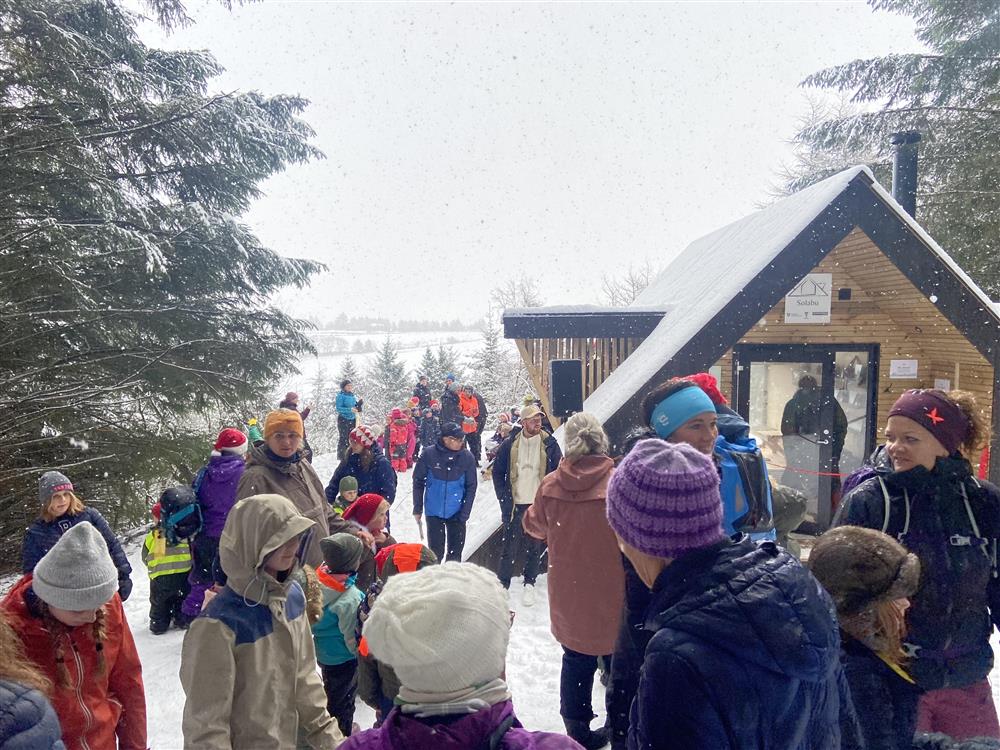 Foto av folk tatt bakfra. Mange hadde møtt opp til åpningen av dagsturhytta. - Klikk for stort bilde