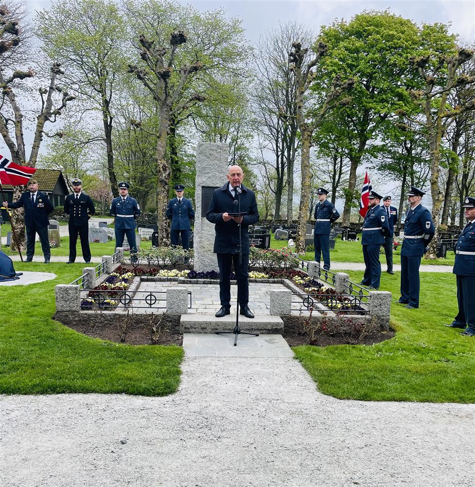 Foto av markering av Veterandagen 8. mai. - Klikk for stort bilde