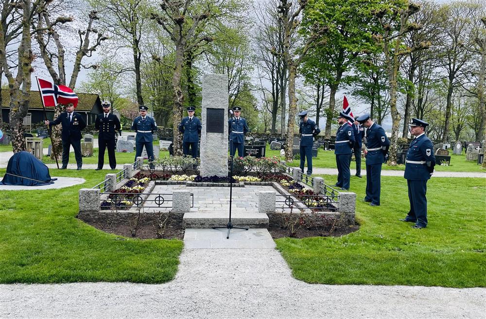 Foto av markering av Veterandagen 8. mai. - Klikk for stort bilde