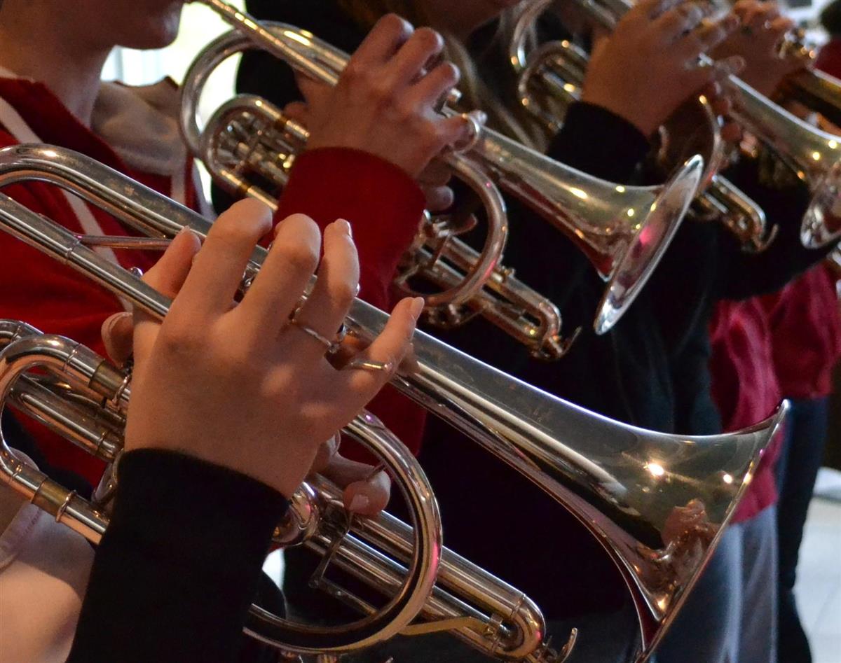 Bildet viser musikanter som spiller kornett - Klikk for stort bilde